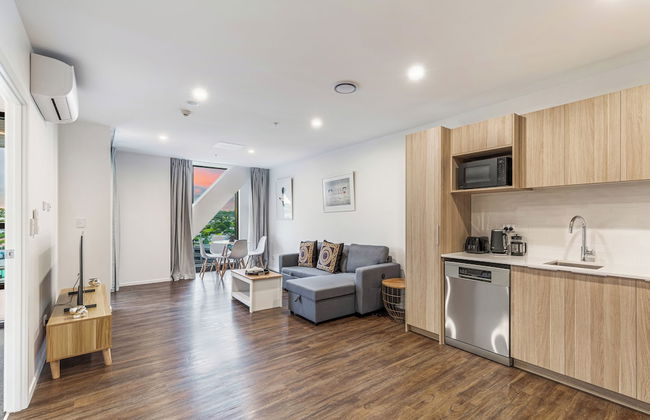 Stunning Ellerslie Apartment + Private Balcony! - Foto 13