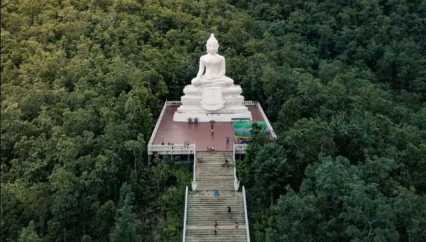 Um grande Buda branco presidindo o centro
