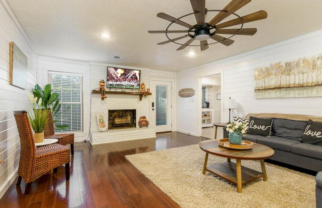 Gorgeous Alabama Home 4 Miles to Stadium Sleeps 8 - Foto 1