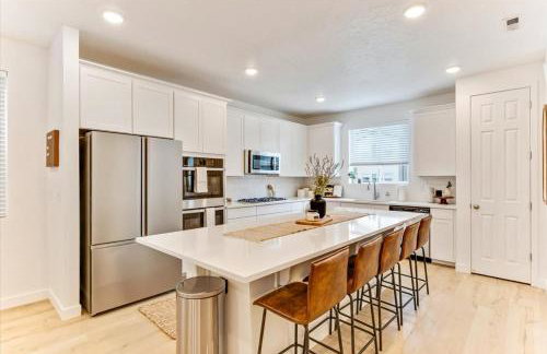 Modern 4BR Home Rooftop Patio Mountain Views - Foto 14