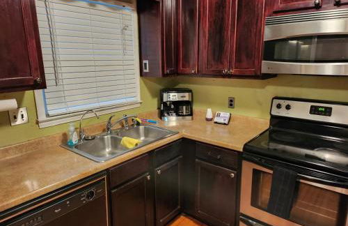 Theater, heated pool and hot tub near HPU and Furniture Market - Foto 8