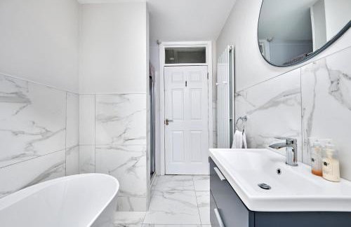 Exclusive Offers l Last-Minute Stay l Sleeps Up to 6 l Conveniently located near town Centre l restaurants l and local attractions l It offers easy access to the stunning Causeway Coast l Coleraine Hideout l WeStayBelfast - Foto 16