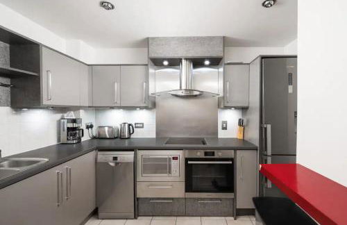 Riverside Apartments with Balcony, 1 Min Walk to Vauxhall Station - Foto 29