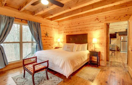 Hot Tub and Fire Pit Wooded Cabin Near DeSoto Park! - Foto 17