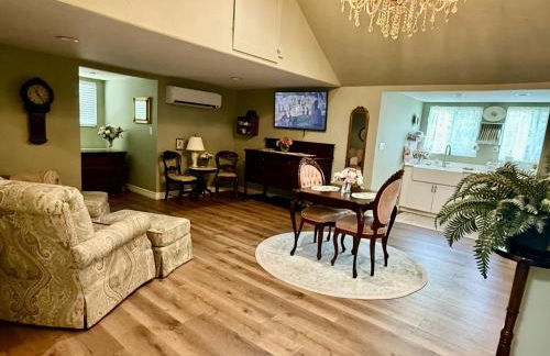 The Rose Cottage at The Carriage House - Photo 4