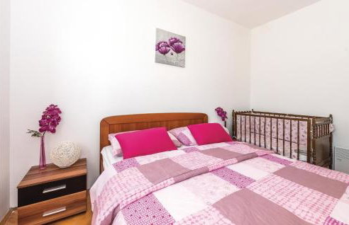 Lovely Home In Unesic - Foto 28