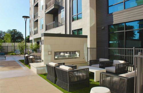 12 Min to Downtown with Pool, Balcony and Free Parking - Foto 3