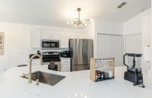 Modern 3BR Villa with Heated Pool & BBQ 14mi to Disney - Photo 11