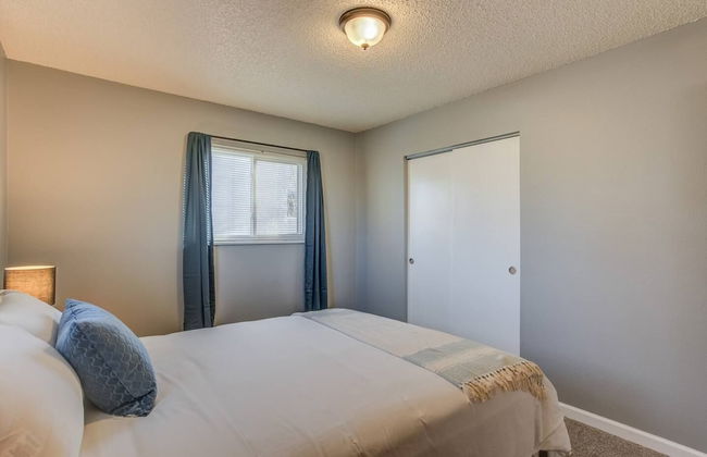 2BR Aptmt Parks Private Deck, Mountain Views! - Photo 5