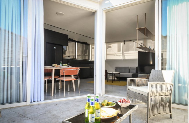 Vibrant and Modern Apartment in Tel Aviv - Photo 9
