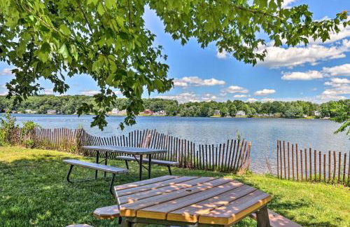 Walk to Lake Middlefield Home with Fire Pit - Foto 32