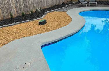 6BR Dream Getaway w Heated Pool & Peaceful Vibe - Photo 32