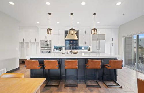 Spacious 5BR Family Townhome with Hot Tub and Garage - Foto 1