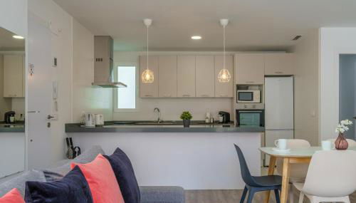 Modern, Stylish Apartment - Photo 3