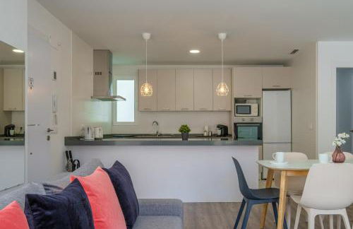 Modern, Stylish Apartment - Photo 3