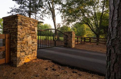 Luxury tiny house with hot tub and private deck! - Foto 22