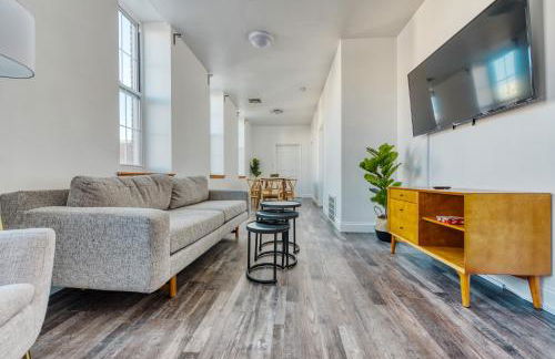 Stairway 3BR Apt w W D Ideal for Groups - Foto 2