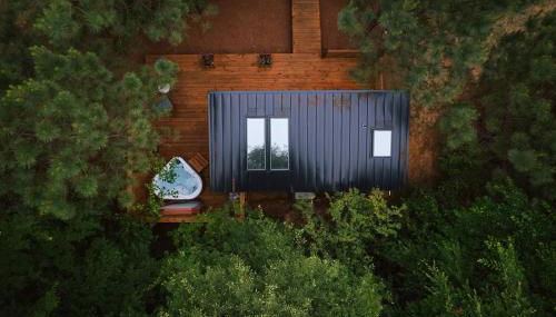 Luxury tiny house with hot tub and private deck! - Foto 4