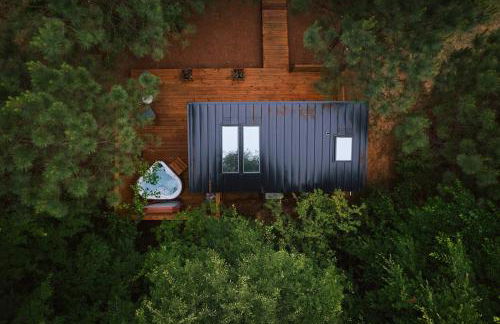 Luxury tiny house with hot tub and private deck! - Foto 4