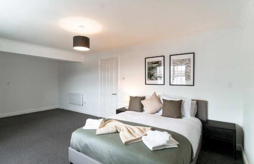 Bright 1 Bed Harbour-side Apartment with Balcony - Photo 15