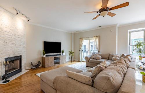 Windy City Getaway - 3BR 2BA Chicago Townhouse home - Photo 10