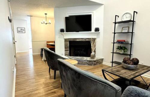 Bright Spacious Renovated Home Master on Main - Foto 43