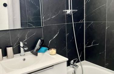 Perle Beach, Petite maison située en bord de plage, piscine. - Foto 8