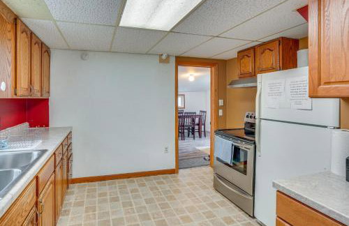 Serene Devils Lake House with Deck and Fire Pit! - Foto 10