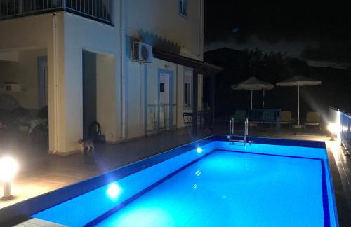 Breathtaking sea and Mountain views with Private pool, Peace full relaxing Villa with WiFi near Shops and Restaurants - Photo 10