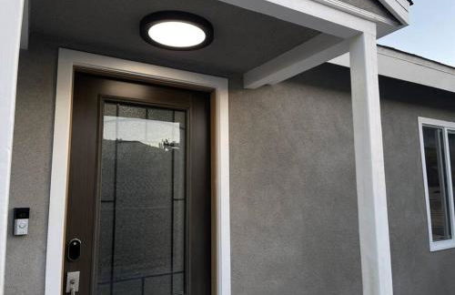 Adorable 2BR-2BA House with EV & Free Parking and Family Friendly in Los Angeles - Photo 61