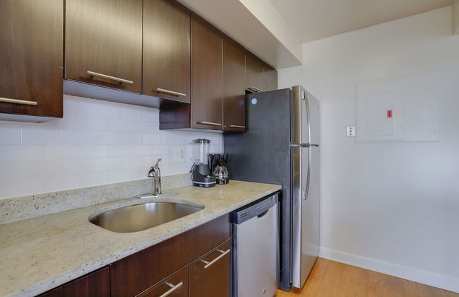 Gorgeous Apt with Rooftop City View - Photo 17