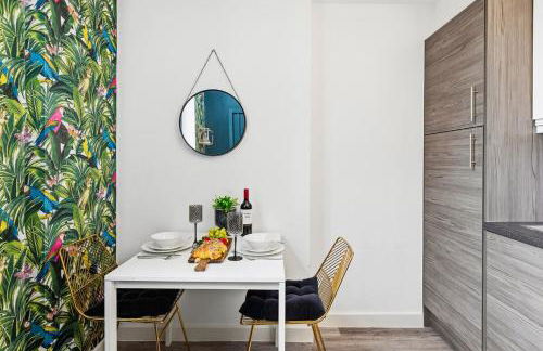 #115 ModernCity Escape Central Apartment- 10 mins to Royal Albert Dock Liverpool- Sleeps 4 - "Perfect for contractors and Families " - Foto 16