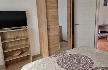 Apartments by the Beach with Pool and Lounge Beds - Miral Apartments - Foto 19