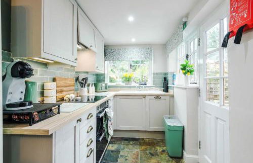 Beautiful Cozy Cottage in Sandbach by 53 Degrees Property, Sleeps 4 with FREE Parking - Photo 8