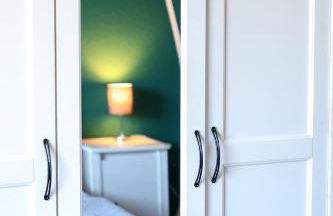 - Forest Retreat Deluxe - 2 Bedroom Apartment - 75 qm - Fully Renovated 2025 with TV & Netflix - King Size Beds - Full Kitchen - Free Parking - Close to Airport & Train - - Foto 8