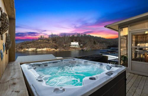 Lakefront Family Retreat w/ Views, Boat Slip - Foto 49