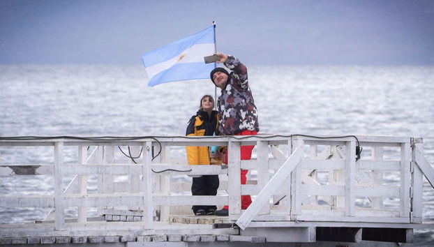 Un selfie con la bandiera argentina che garrisce sullo sfondo