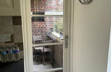 Cosy 5 Bed Apartment in Highgate - Photo 13