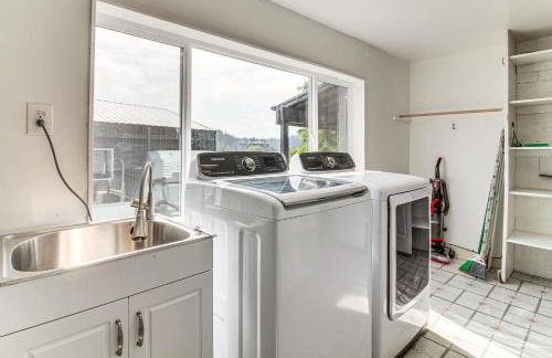 2 Mi to Downtown Coos Bay: Home w/ Deck, Fire Pits - Photo 12