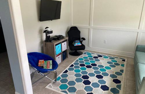 Gone Coastal! Large Heated pool home 30 min from beaches! - Foto 27