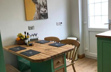 Hedgehog Cottage with garden in Bronte village! - Foto 1