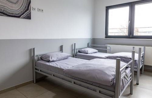 BOARDINGHOUSE KAYSER Günstige Monteursunterkunft, Monteurwohnung in Hanau bei Frankfurt am Main und Aschaffenburg, KOSTENFREIE PARKPLÄTZE! - Foto 1