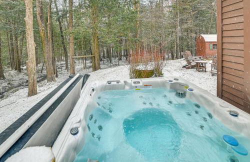 8 Mi to Mt Snow Cozy Bear Cabin with Hot Tub! - Foto 23