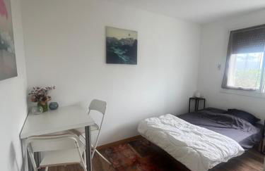 Le Remarquable à Saint Martin d'Hères - Situé au Calme - Proche de Grenoble des Centre de Formations et du Campus - 1 Lit King Size et un lit simple - Climatisation - Balcon - Parking gratuit - Vue montagne - Proche Station de Ski - Foto 4