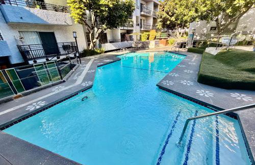 Serene Stay with Pool Access & Balcony - Foto 9