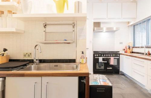 Stunning 6 Bedroom with Swimming Pool & Sauna! - Foto 43