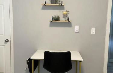 Chic 3BR 2BA Duplex w Serene View BBQ near airport - Foto 22