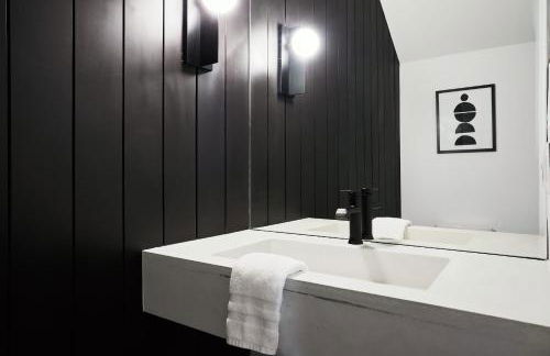 Stylish 3 Bed Retreat, Rooftop, Parking, Sleeps 10, Ensuite Baths, Bunk Room, Gourmet Kitchen, Cozy Living Space, Rooftop Views & Fire Table, Near Downtown, Distilleries & Marathon Village, 24 Hr Hospitality - Foto 14