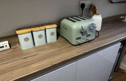 Modern 3-Bedroom House with Private Parking - Photo 6