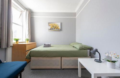 Lovely 3-bed 20 minutes to Central London - Photo 25